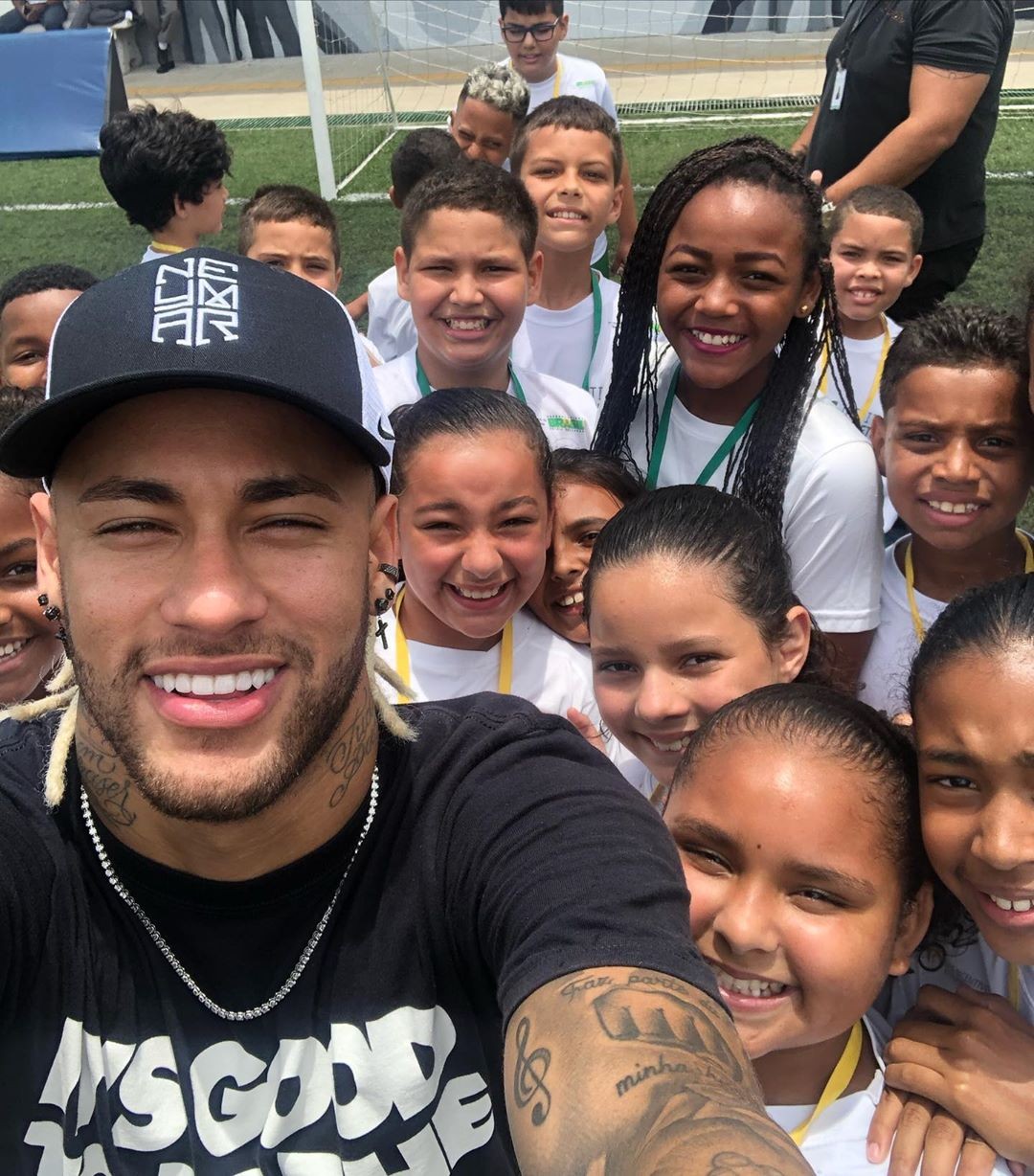 Neymar e as crianças do Instituto Neymar Jr. (Foto: Reprodução/Instagram)