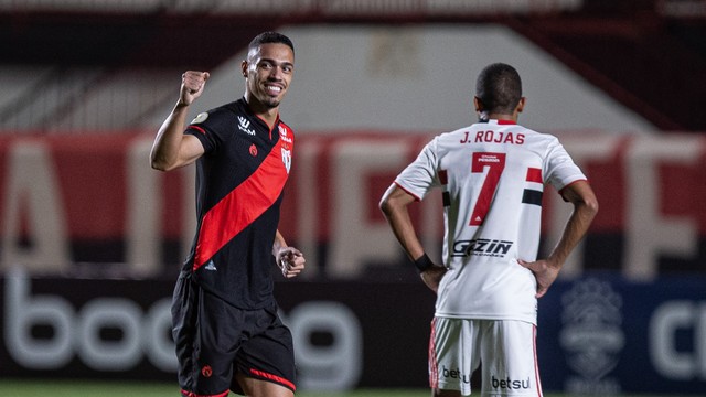 Éder comemora o gol em Atlético-GO x São Paulo