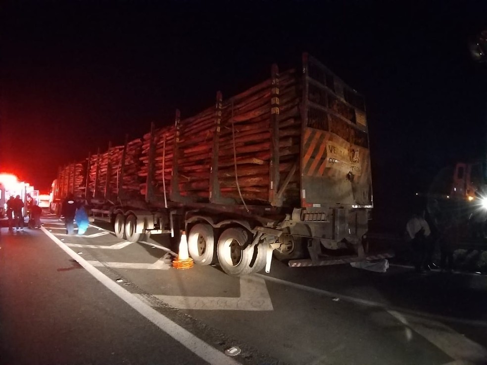 Ônibus bateu na traseira de uma carreta na madrugada deste domingo, na rodovia Castello Branco — Foto: Polícia Rodoviária/ Divulgação