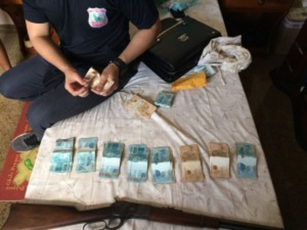 Agentes do MPCE apreenderam dinheiro, armas e munição durante operação em Paracuru (Foto: MPCE/Divulgação)