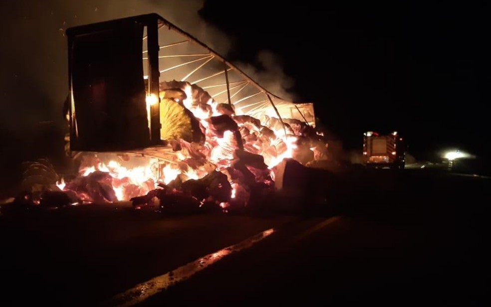Caminhão fica destruído após carga de algodão pegar fogo, na BR-364 |  Trânsito GO | G1