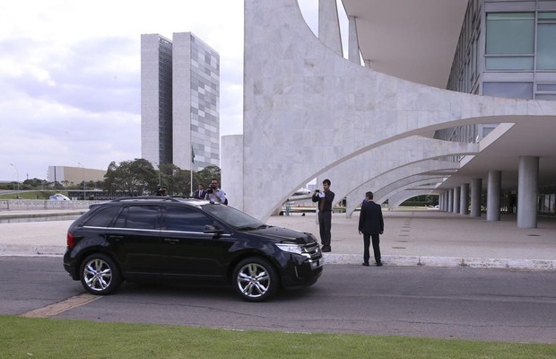 A presidente Dilma Rousseff chega de carro ao Palácio do Planalto em Brasília, durante sessão de votação do impeachment no Senado (Foto: Valter Campanato/Agência Brasil)