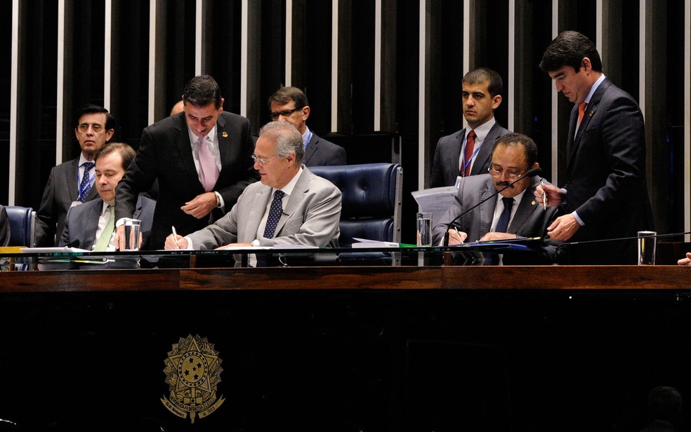 Rodrigo Maia, entÃ£o presidente da CÃ¢mara, e Renan Calheiros, na presidÃªncia do Senado, na sessÃ£o em que promulgaram a emenda que esipulou o teto de gastos, em 2016 â Foto: Edilson Rodrigues/AgÃªncia Senado