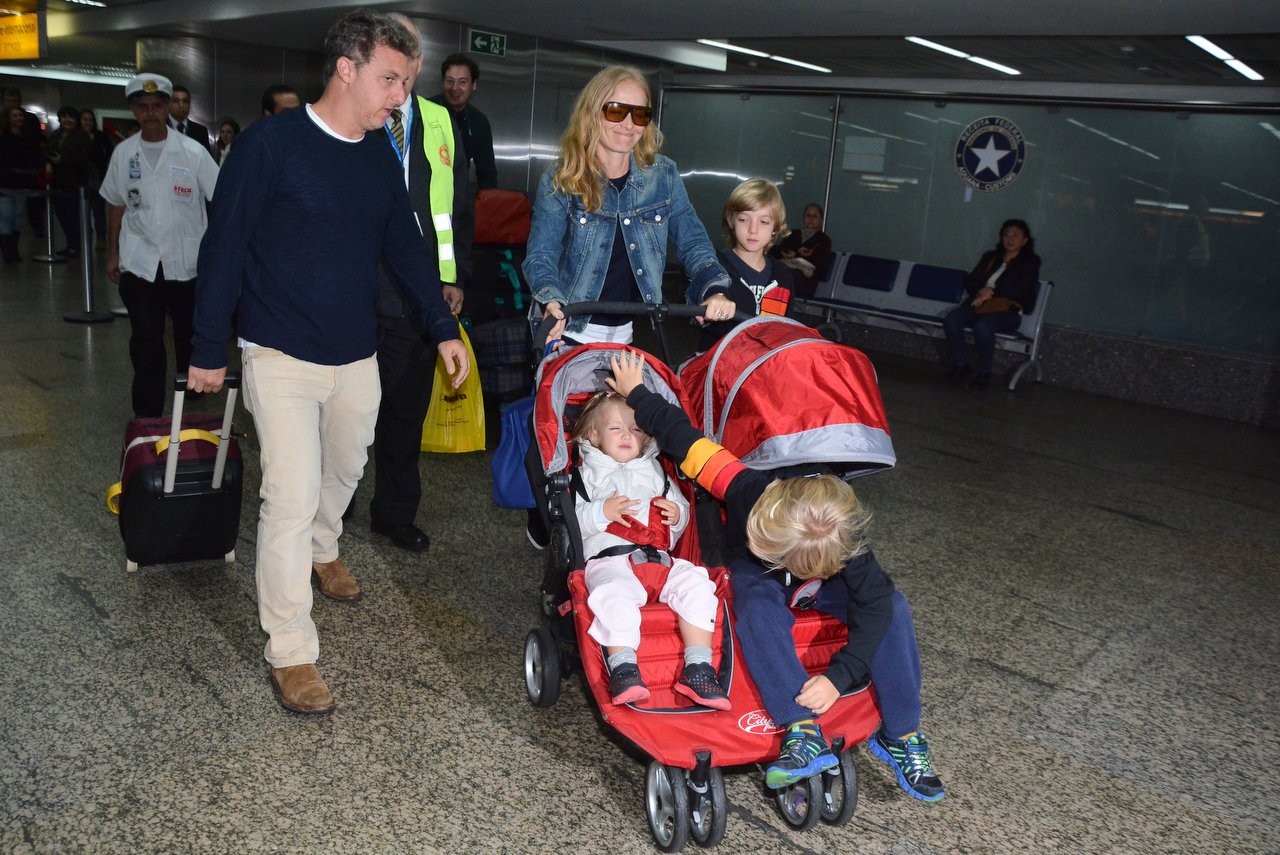 Luciano Huck e Angélica com os filhos (Foto: Manuela Scarpa/Foto Rio News)