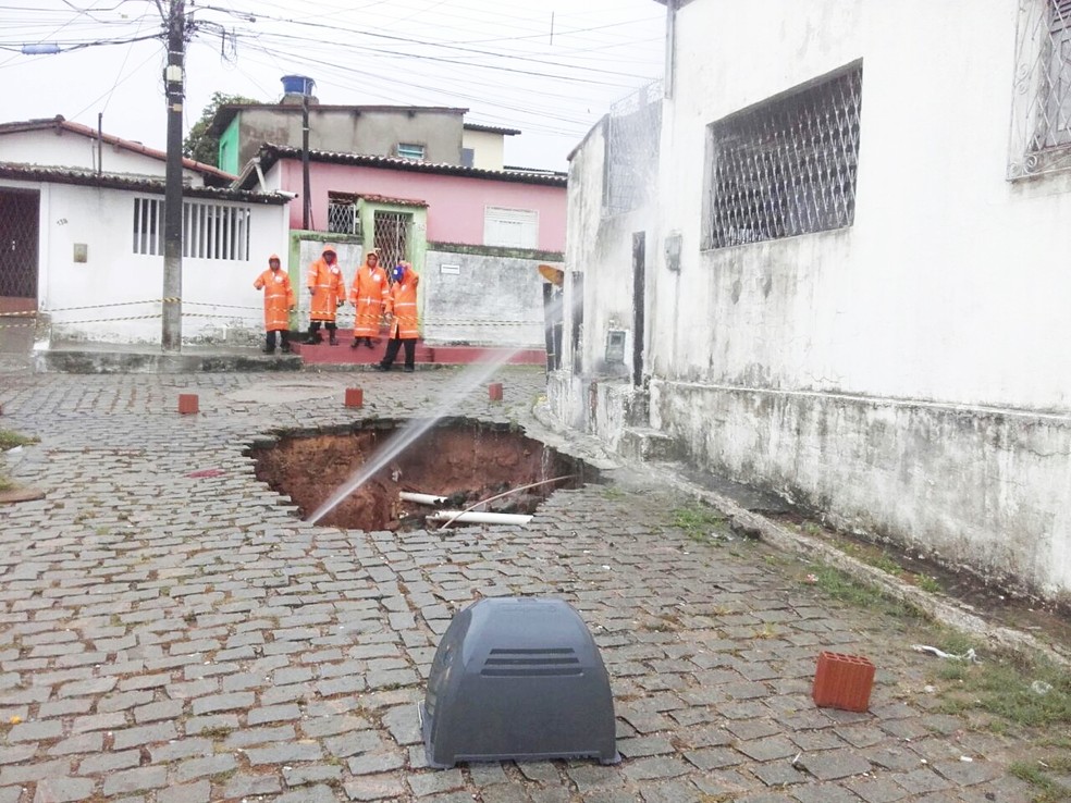 Na Zona Norte de Natal, cratera foi aberta no meio da rua Felipe CamarÃ£o (Foto: Defesa Civil de Natal/Cedida)
