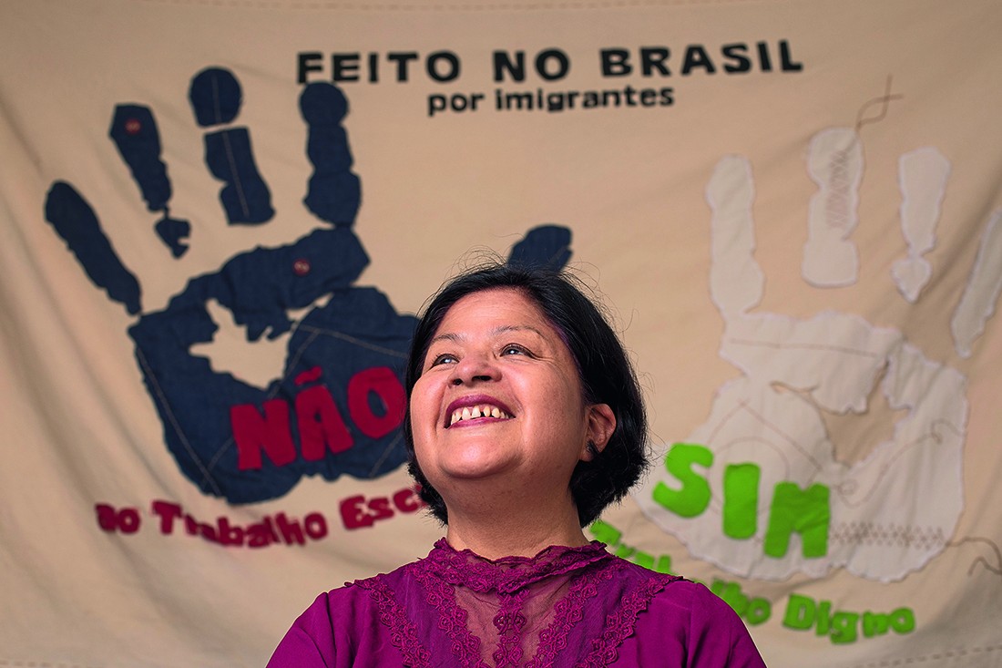 A peruana Soledad Requena ajuda costureiras bolivianas que vivem no Brasil desde 2015 (Foto: Marcus Steinmeyer)