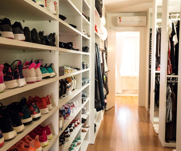 Ao abrir o closet, a cantora brinca: “Você vai entrar no meu shopping!”. São mais de mil peças de vestuário, além de 400 pares de sapatos e acessórios.  (Foto: Marcelo Tabach/Ed. Globo)