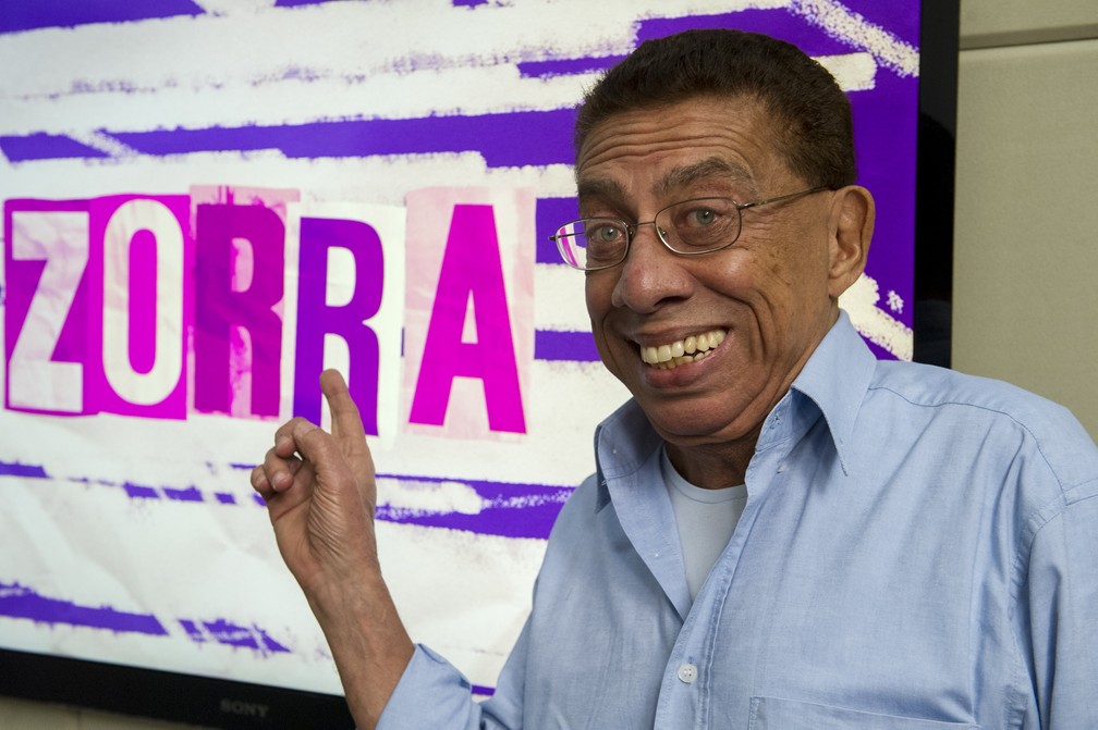 O humorista Paulo Silvino posa ao lado da logo do programa Zorra, da TV Globo, em abril de 2015 (Foto: Estevam Avellar/Globo)