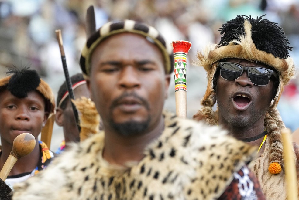 Homens zulu na coroação do novo rei, em 29 de outubro de 2022 — Foto: Themba Hadebe/AP