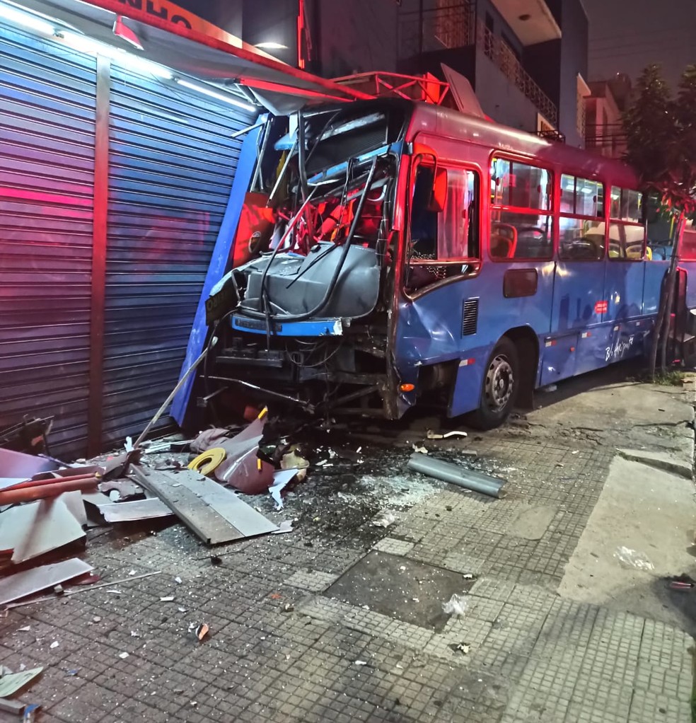 Ônibus atingiu loja no Barreiro — Foto: Redes sociais
