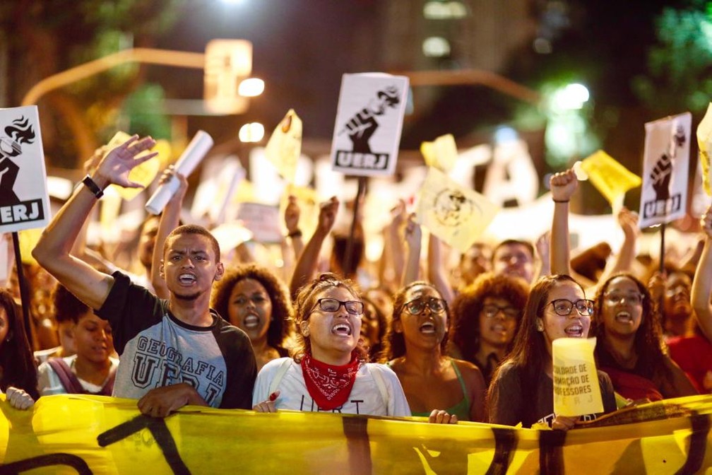 30 de maio - Estudantes caminham na Avenida Rio Branco, no Centro do Rio de Janeiro, no segundo grande protesto em defesa da Educação — Foto: Marcos Serra Lima/G1