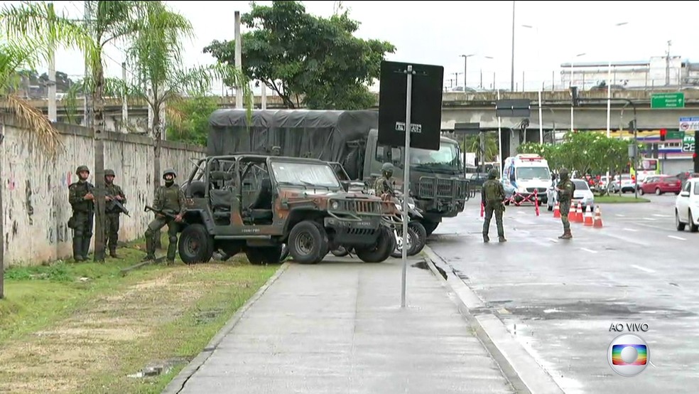 MIlitares fazem cerco à comunidade do Jacarezinho (Foto: Reprodução / TV Globo)
