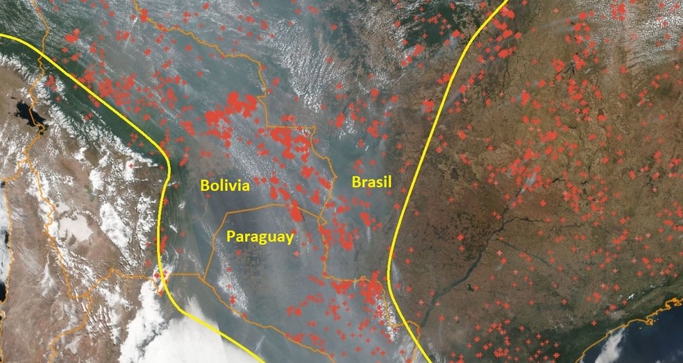 Imagem de satélite desta quarta-feira (19) mostra fumaça encobrindo parte da Bolívia, Paraguai e Mato Grosso do Sul. — Foto: Reprodução/Inpe
