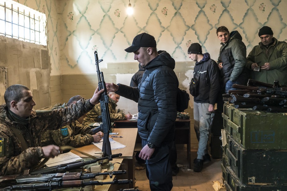 Voluntários civis recebem armas em Fastiv, Ucrânia