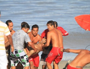 Surfista Aldemir Calunga no momento em que foi resgatado, no México (Foto: Angel Salinas)