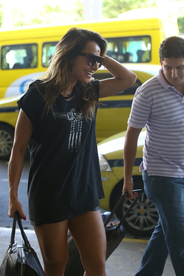 Sabrina Sato no aeroporto Santos Dumont (Foto: Marcello Sá Barreto / AgNews)