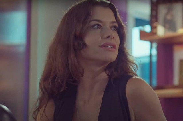 Alinne Moraes como Bárbara em cena de 'Um lugar ao Sol' (Foto: Reprodução)