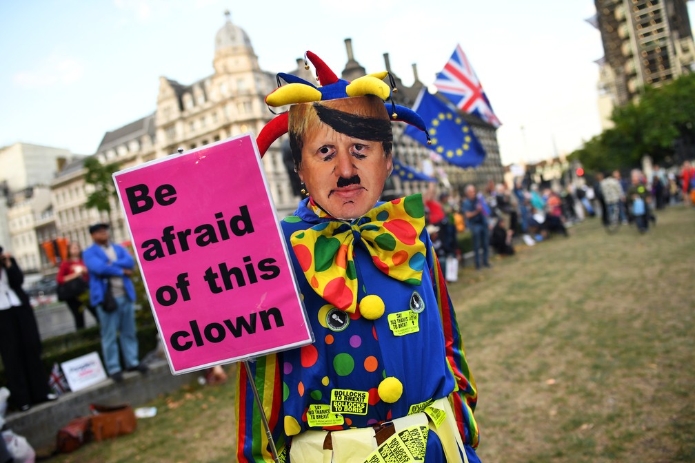 Manifestante contra o Brexit veste máscara que satiriza Boris Johnson: 'Tenha medo deste palhaço' — Foto: Dylan Martinez/Reuters