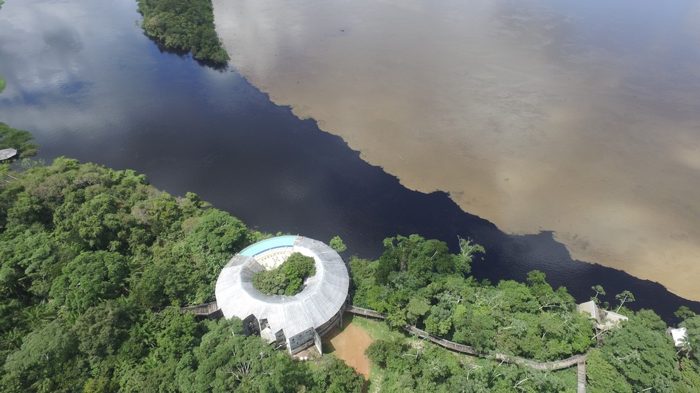 Encontro de rios acontece na frente de um hotel, em Guajará-Mirim (Foto: Emanoel Javoski/Arquivo Pessoal)