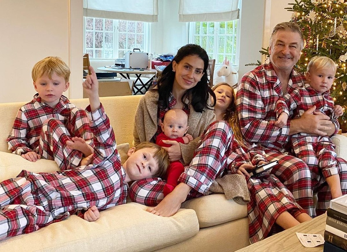 Hilaria e Alec Baldwin posam com os filhos (Foto: Reprodução / Instagram)