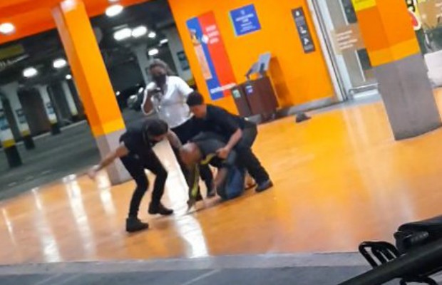 Homem negro é espancado e morto por seguranças de supermercado (Foto: Reprodução / Twitter)