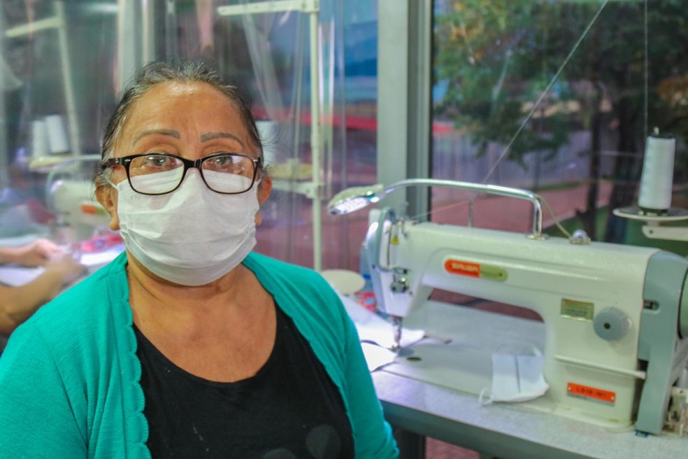 A aposentada Maria Paulina visa gerar renda familiar com a produção de máscaras — Foto: Douglas Cavalcante/ Unas Heliópolis