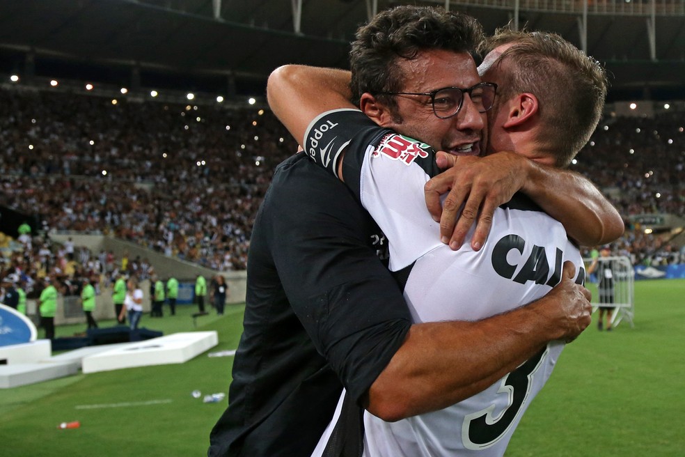 O abraço de Carli e Valentim que simboliza a redenção do zagueiro (Foto: Vitor Silva/SSPress/Botafogo)