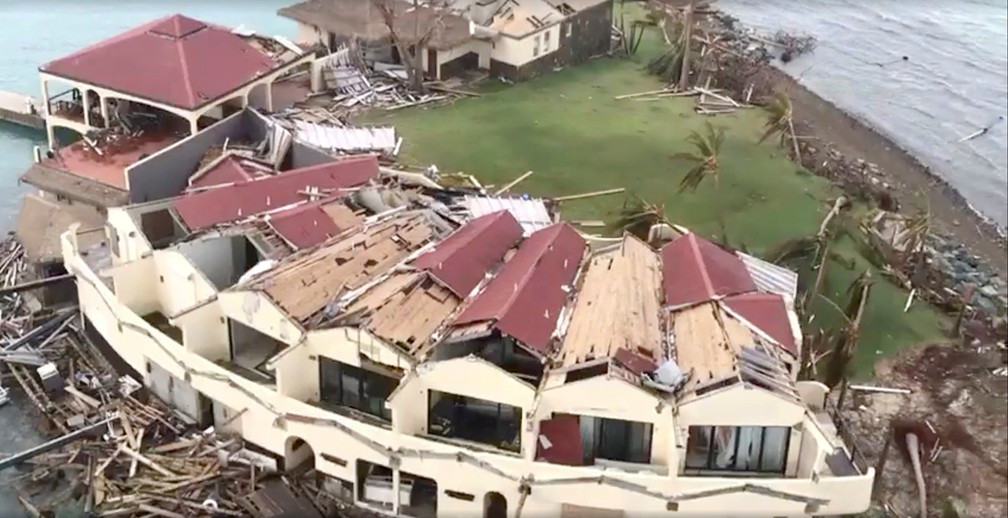 Vista aérea da destruição após o furacão Irma, em Saba Rock, Ilhas Virgens Britânicas (Foto: Caribbean Buzz Helicopters/via Reuters)