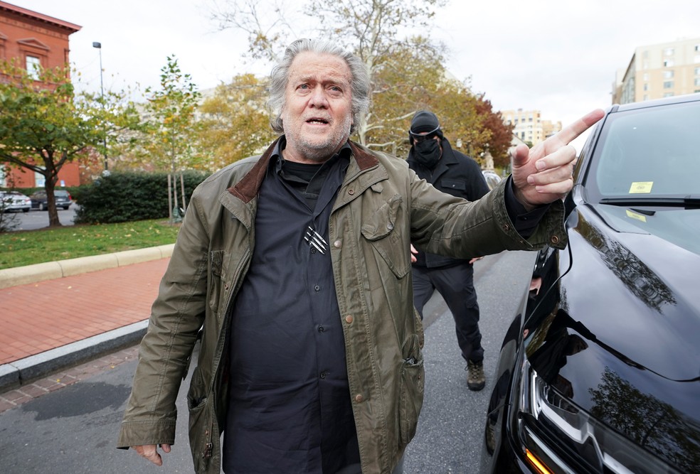 Steve Bannon chega a uma unidade do FBI para se entrar, em 15 de novembro de 2021 — Foto: Kevin Lamarque/Reuters