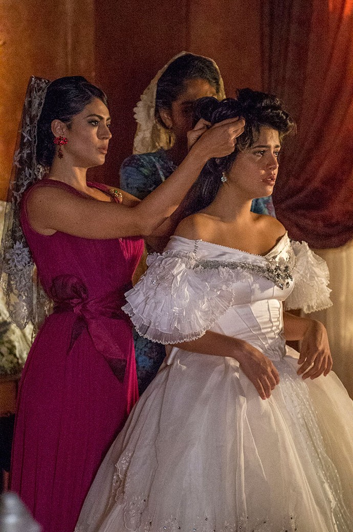 Iolanda e Doninha ajudam Tereza a se arrumar para o casamento (Foto: Renato Rocha Miranda/ Globo)