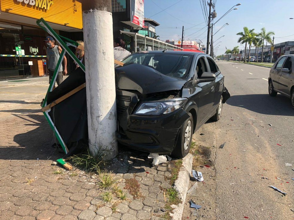 Caminh&atilde;o bateu na traseira do ve&iacute;culo, fazendo com que motorista do carro batesse em poste em Praia Grande, SP &mdash; Foto: Reprodu&ccedil;&atilde;o/Praia Grande Mil Grau