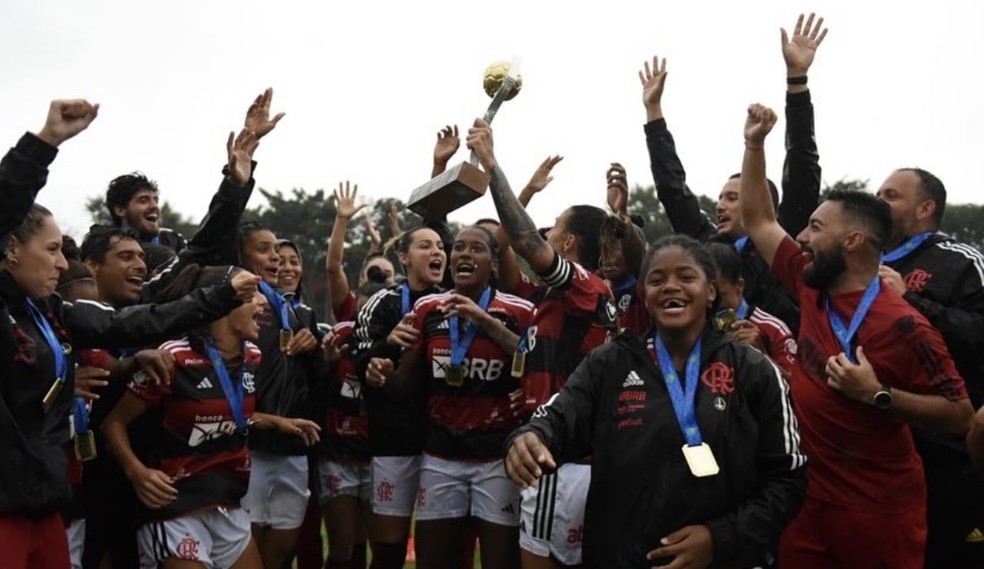 Flamengo ergue trof&eacute;u da Copa Rio 2023  &mdash; Foto: Paula Reis/Flamengo