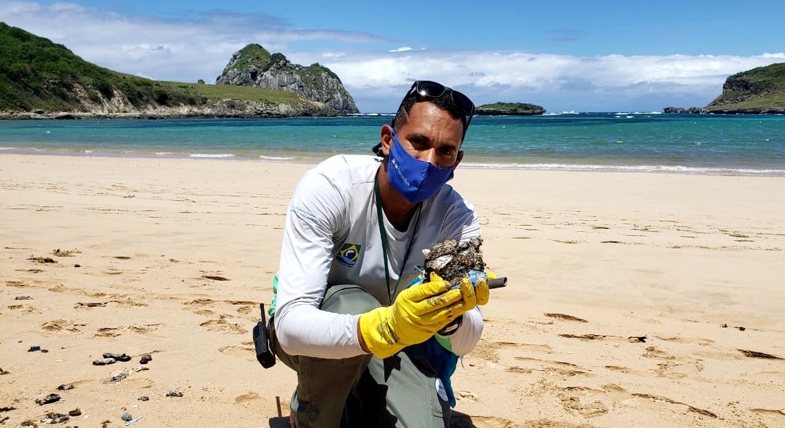 Fragmentos de óleo e lixo oceânico, incluindo seringas, são encontrados em praias de Fernando de Noronha thumbnail