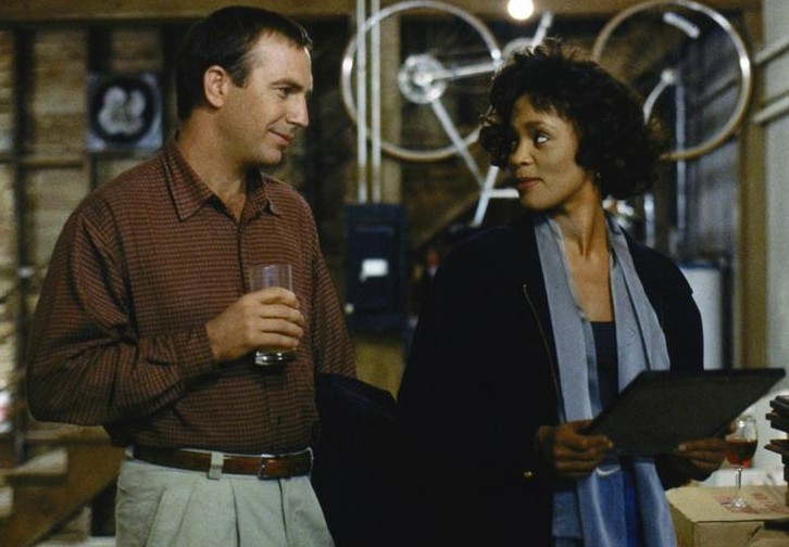 Kevin Costner e Whitney Houston em cena de O Guarda-Costas (Foto: Reprodução)