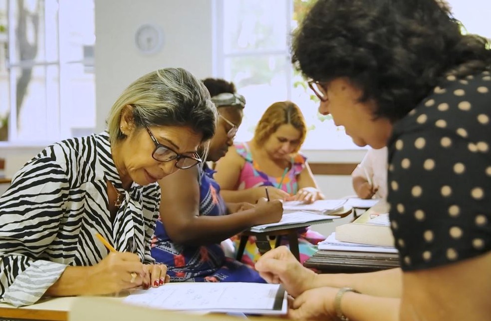 Maria de Lourdes Ferreira (à esquerda) nas aulas presenciais de educação de jovens e adultos, antes da pandemia. — Foto: Gustavo Wanderley/TV Globo