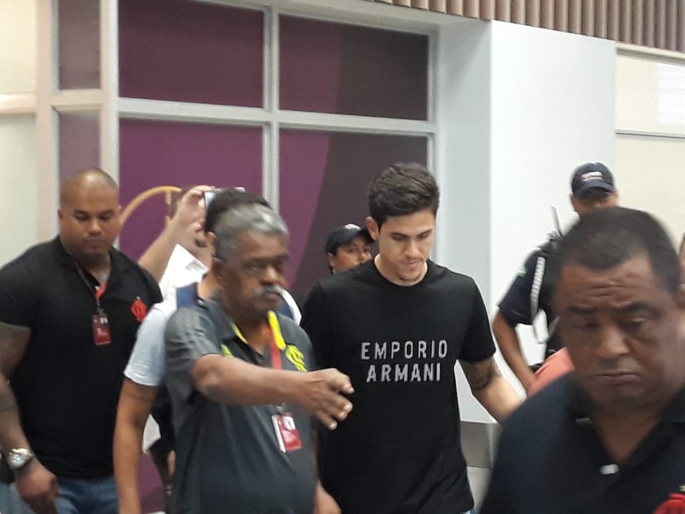 Pedro desembarcou no Rio de Janeiro na manhã desta sexta-feira — Foto: Sérgio Lobo/GloboEsporte.com