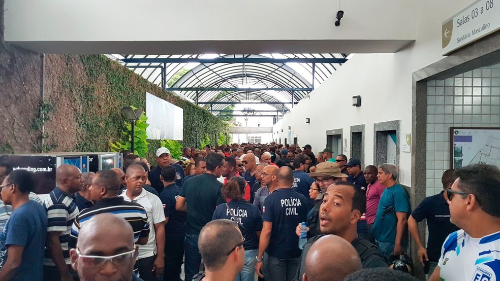 Enterro de Rogério Lima Ribeiro reuniu dezenas de policiais civis no cemitério Campo Santo (Foto: Jony Torres/G1)