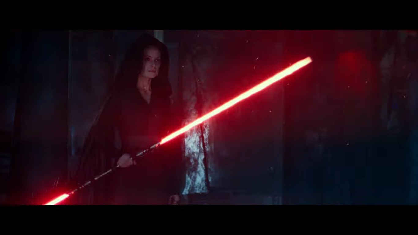 A personagem de Deisy Ridley em Star Wars com um sabre de luz vermelho típicos dos vilões da franquia (Foto: Reprodução)