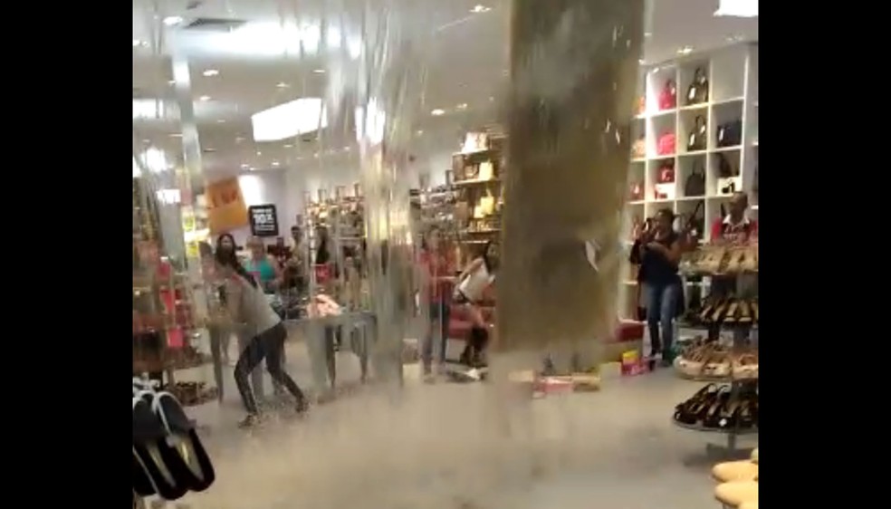 Forro de loja de calçados cai durante chuva de granizo em São Bernardo do Campo (Foto: Redes Sociais)
