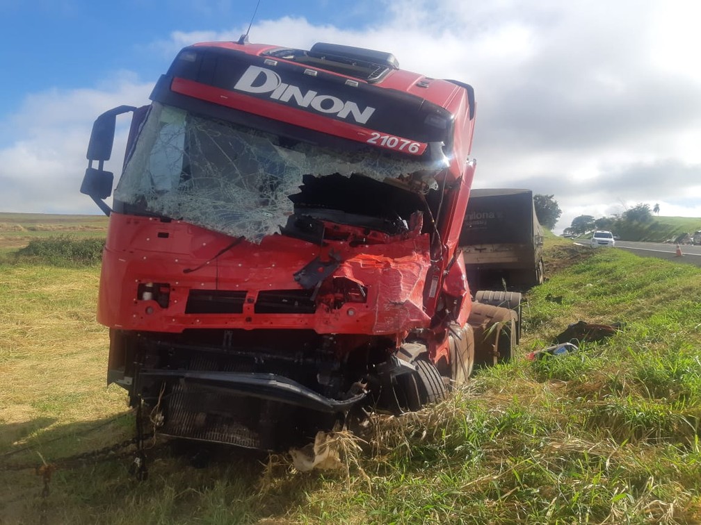 Caminhões bateram de frente na BR-153 em Ribeirão do Sul  — Foto: Polícia Rodoviária Federal/ Divulgação