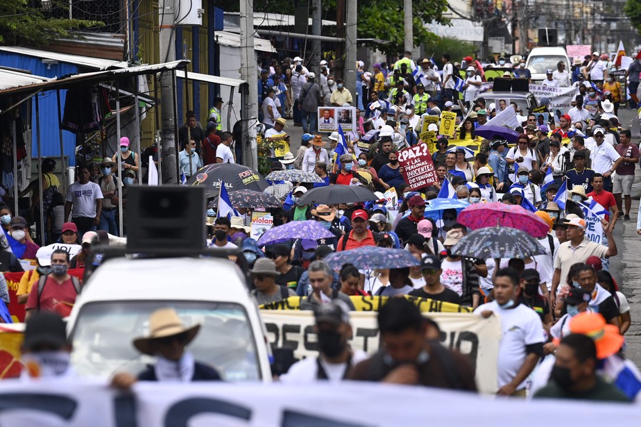 Salvadorenhos protestam presidente Nayib Bukele no 201º aniversário da independência do país