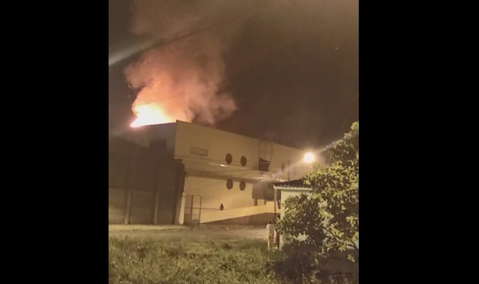 Incêndio atinge escola na cidade de Coaraci, no sul da Bahia — Foto: Redes Sociais