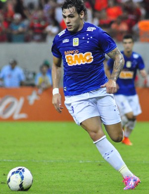 Treino desta terça pode definir volta de Goulart e Dagoberto ao time