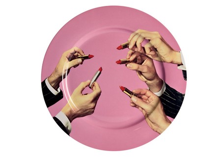 Prato Lipstick, da coleção Toilet Paper, de porcelana, 27 cm de diâm., design Maurizio Cattelan e Pierpaolo Ferrari para Seletti, na Conceito, R$ 300