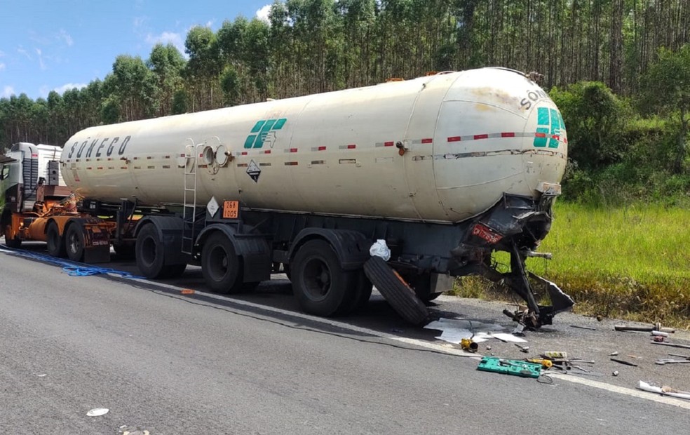 Caminhão-tanque transportava amônia quando foi atingido na traseira em rodovia de Bofete (SP) — Foto: Polícia Rodoviária/Divulgação