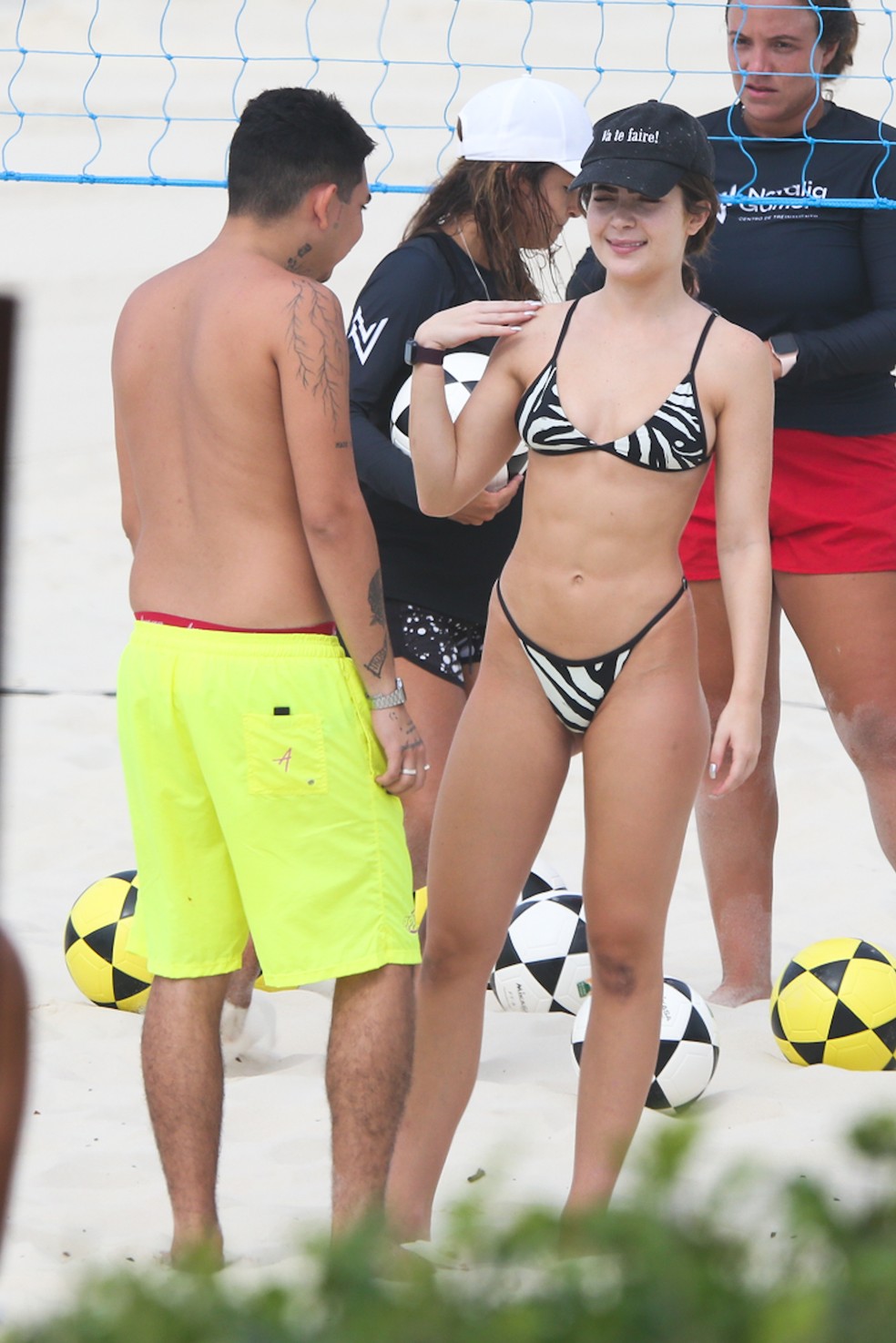 Jade Picon na praia da Barra da Tijuca — Foto: Agnews