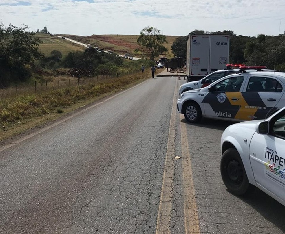 Foram acionadas no acidente em Itapeva (SP) equipes da Polícia Rodoviária, Militar, Samu e bombeiros — Foto: Arquivo Pessoal