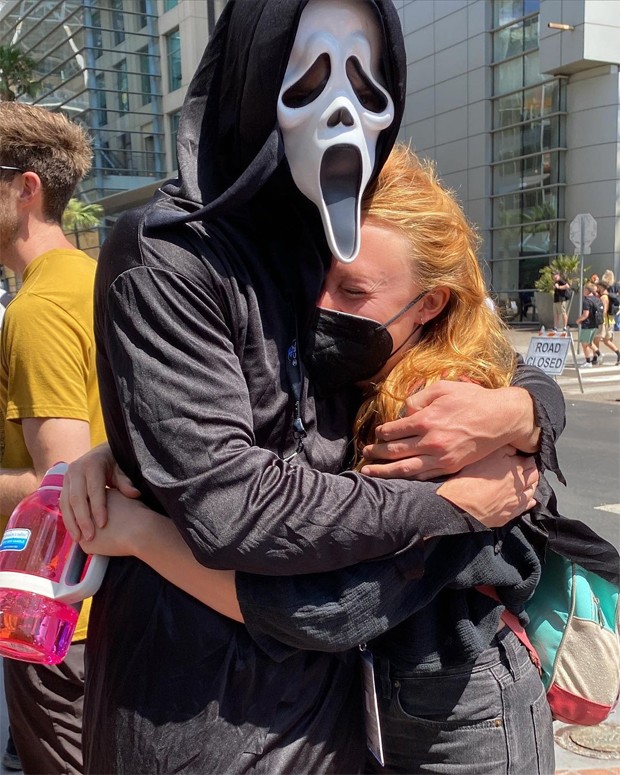 Jack Quaid se fantasiou de Ghostface para curtir a Comic Con (Foto: Reprodução / Instagram)