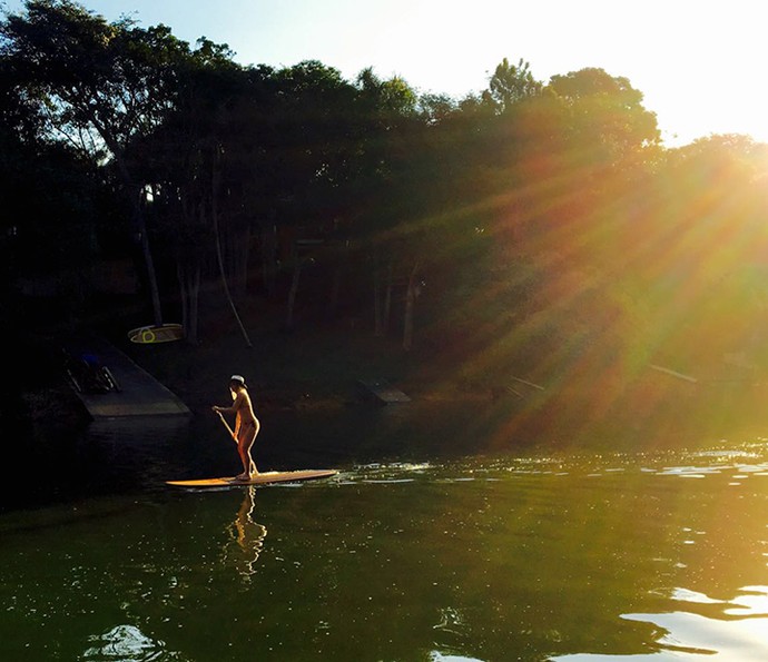Luiza Possi pratica stand up paddle em qualquer lugar que vá (Foto: Arquivo Pessoal)