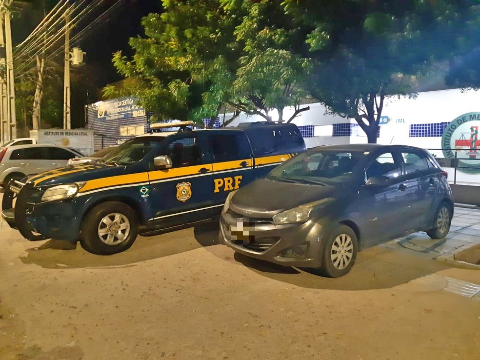 Polícia Rodoviária Federal recupera carro roubado na Bahia em Petrolina, no Sertão  — Foto: Divulgação/ PRF 